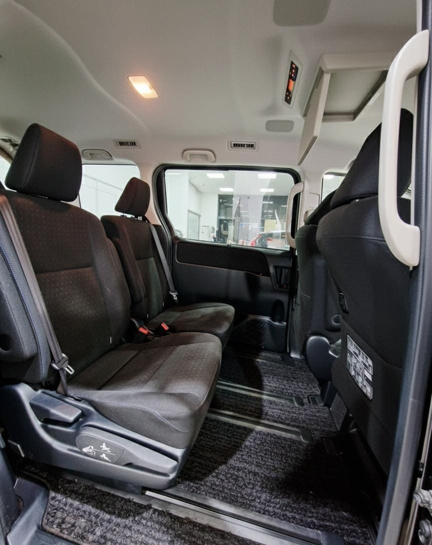 TOYOTA  VOXY - Image 7