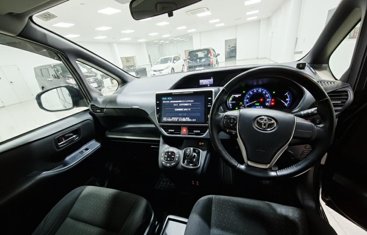 TOYOTA  VOXY - Image 5