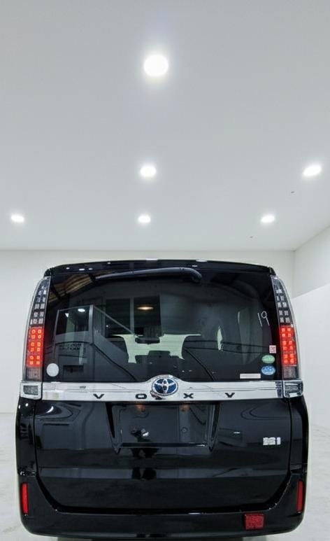 TOYOTA  VOXY - Image 4