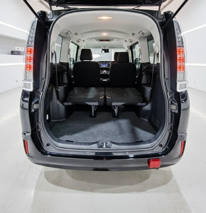 TOYOTA  VOXY - Image 9