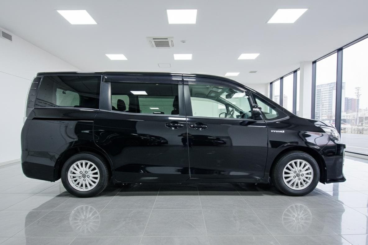 TOYOTA  VOXY - Image 3