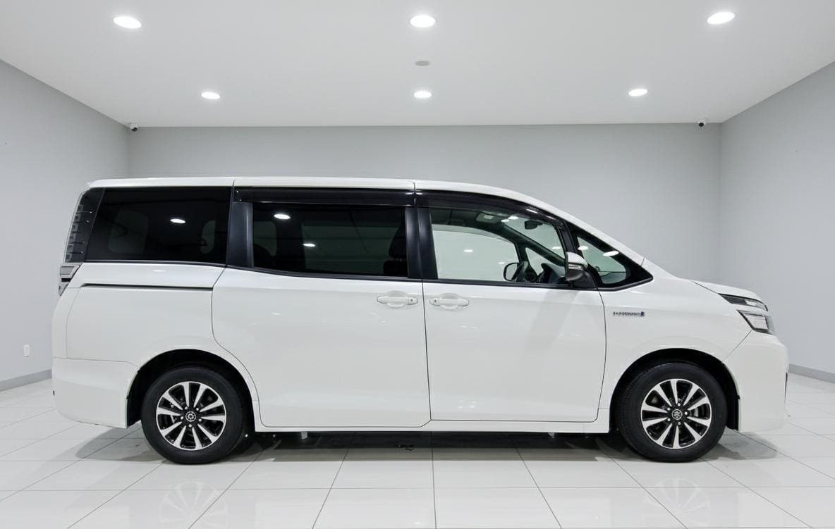 TOYOTA  VOXY - Image 2