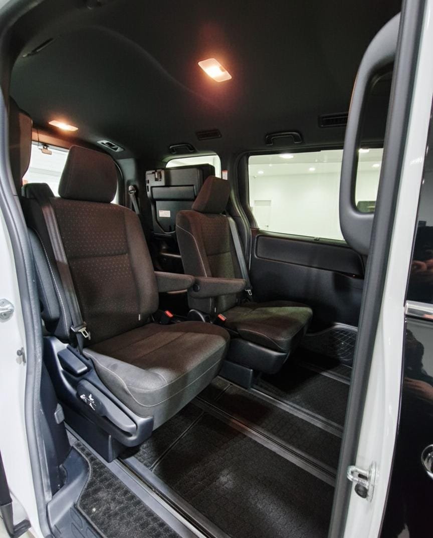 TOYOTA  VOXY - Image 7