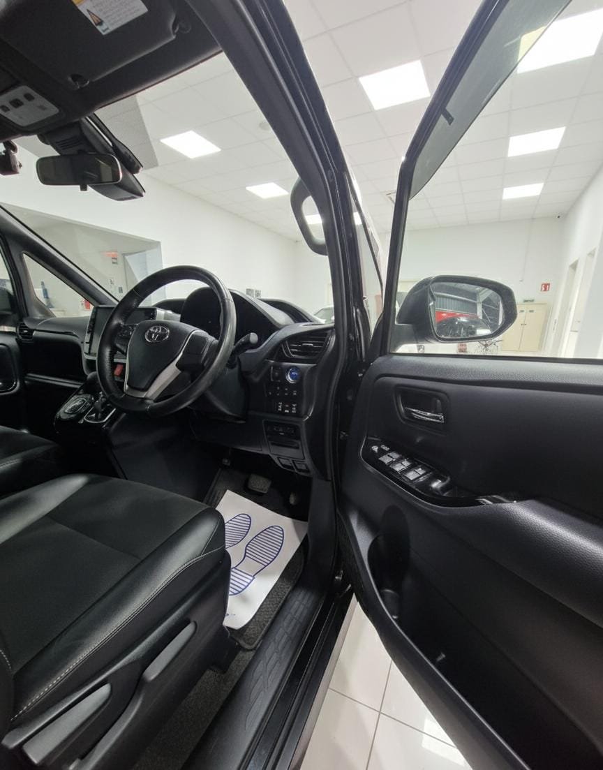 TOYOTA NOAH - Image 6