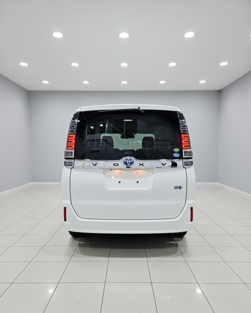 TOYOTA VOXY - Image 4