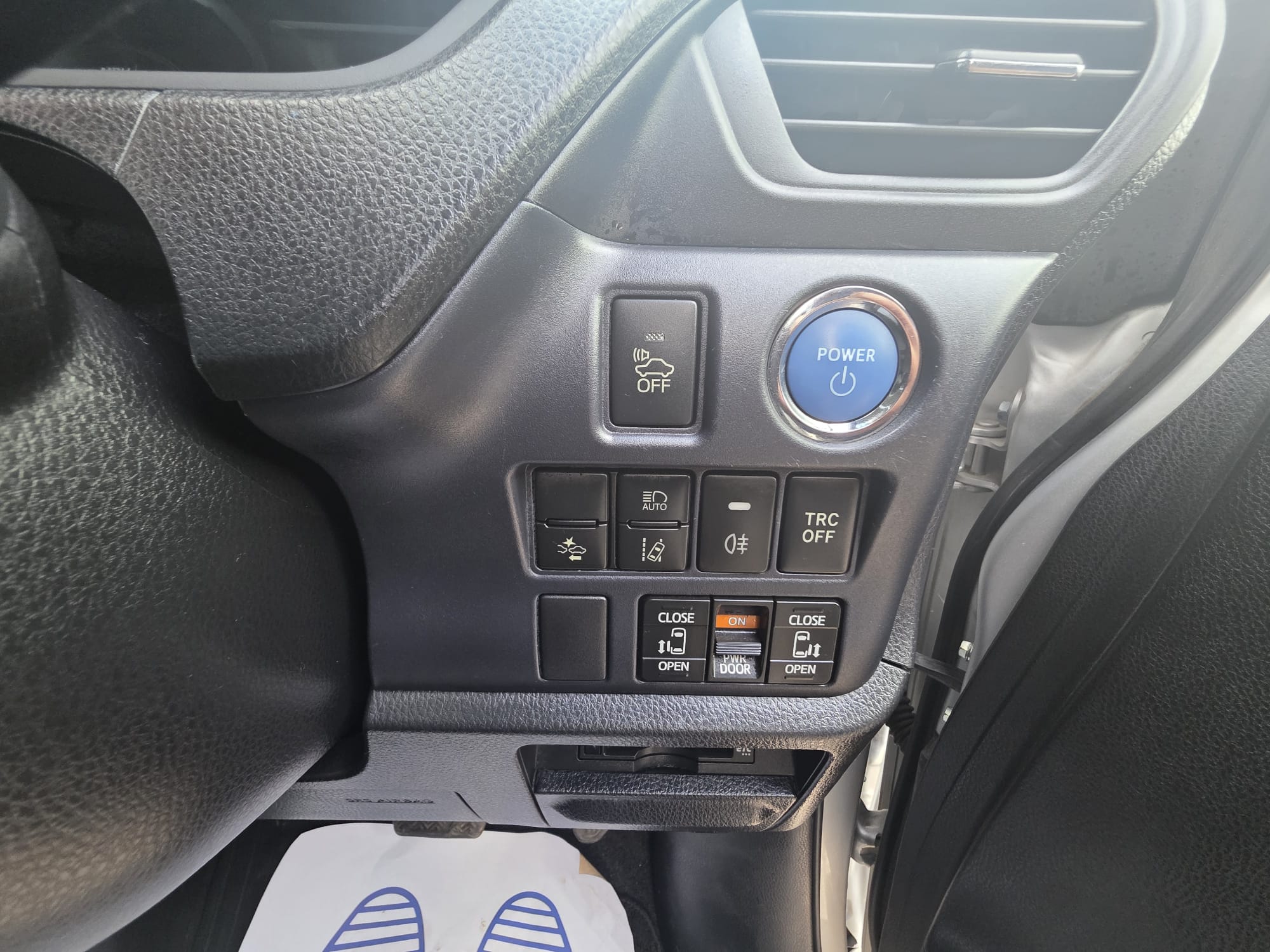 Toyota Noah  - Image 4