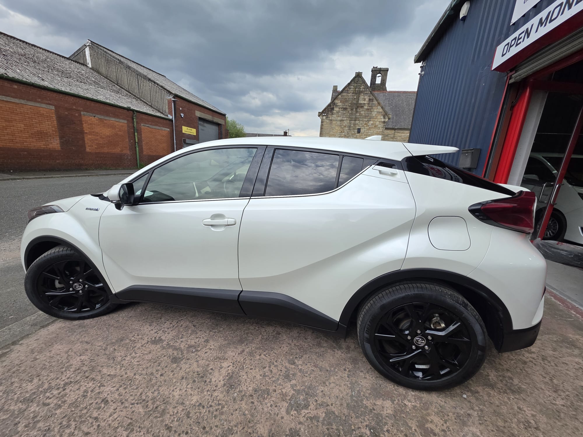 Toyota  C-HR - Image 2