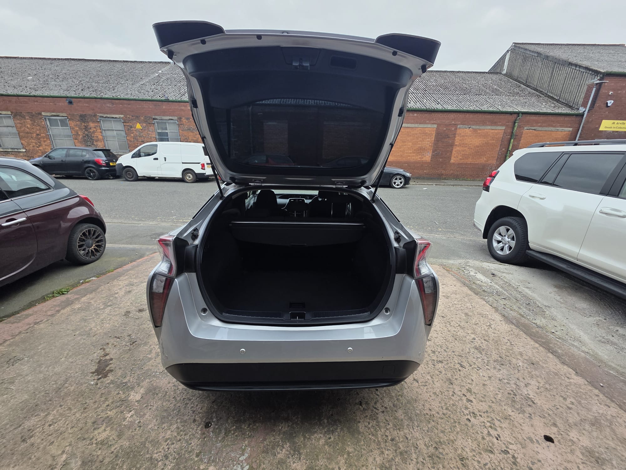 Toyota  Prius - Image 2