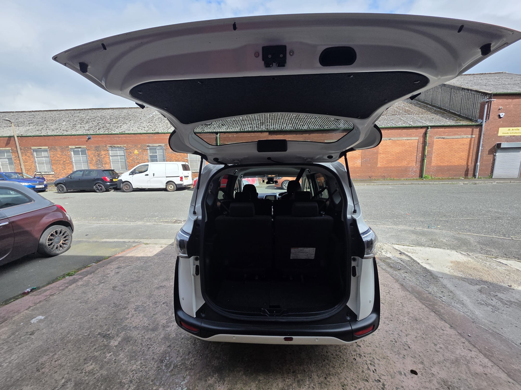Toyota  Sienta - Image 8