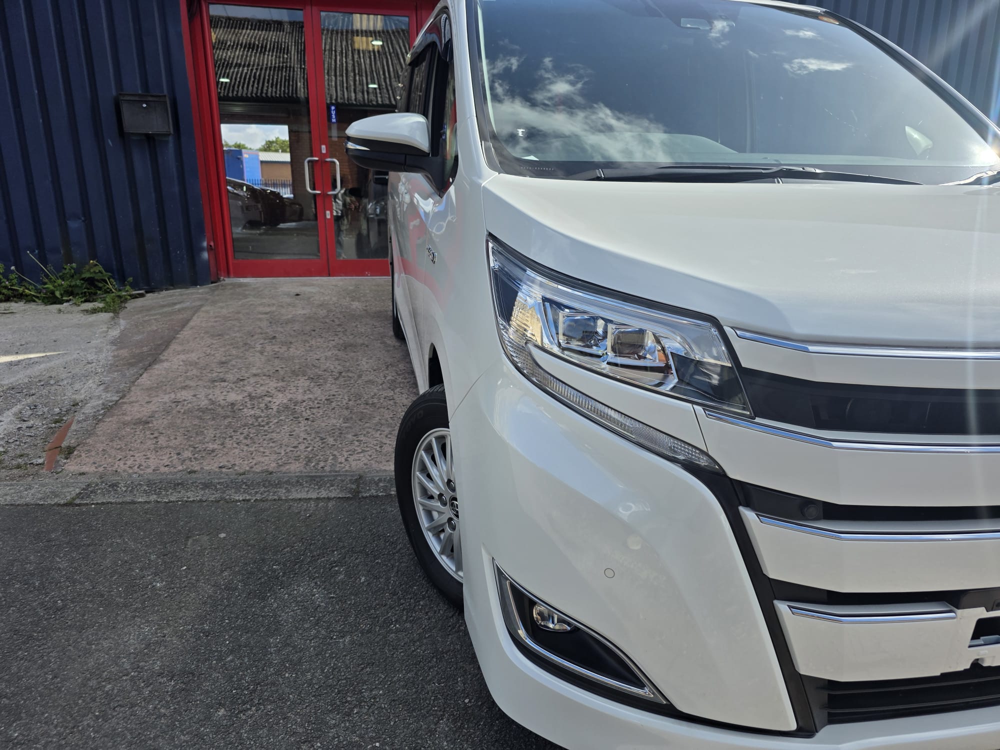 Toyota  Noah - Image 2