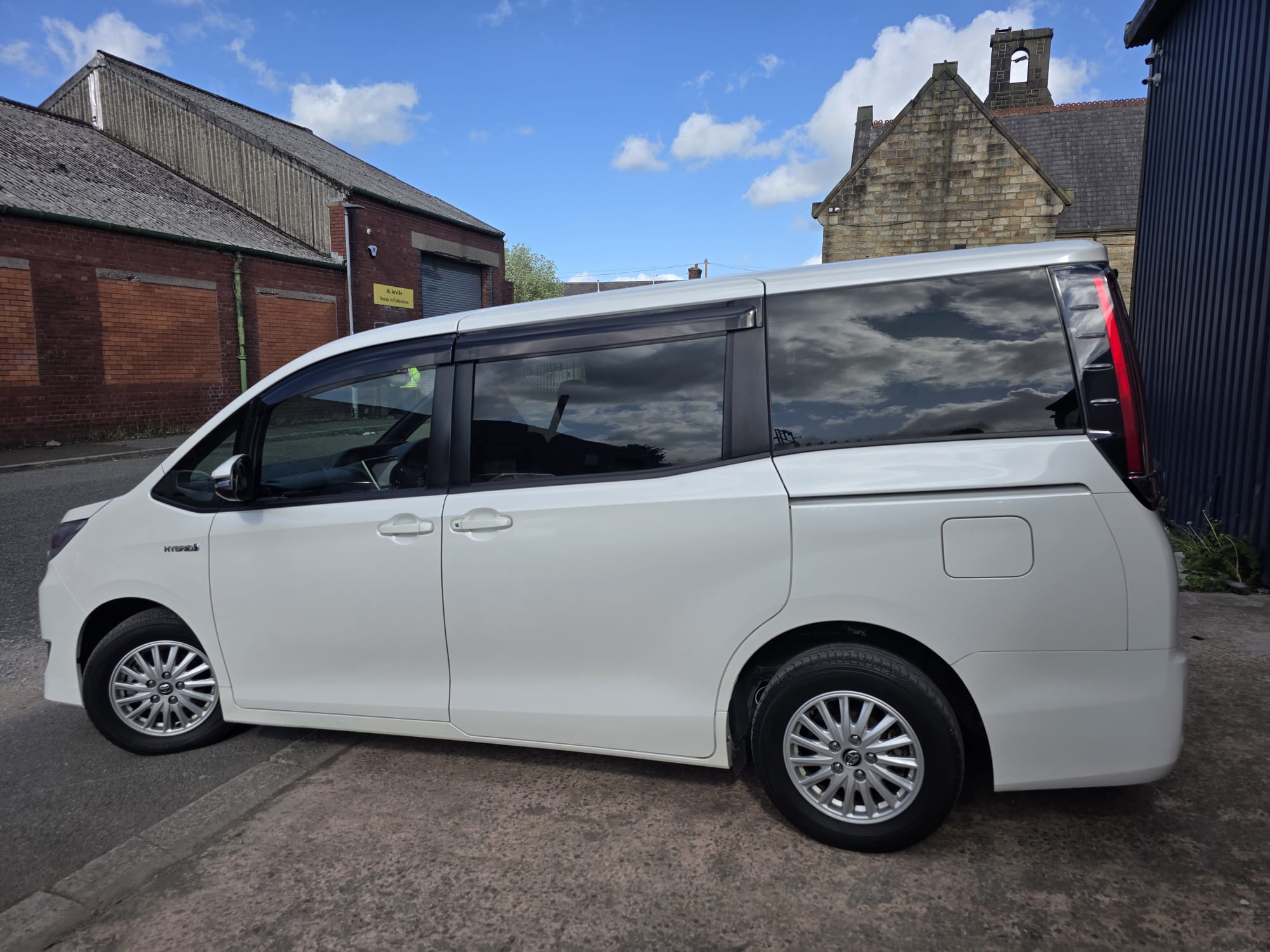 Toyota  Noah - Image 4