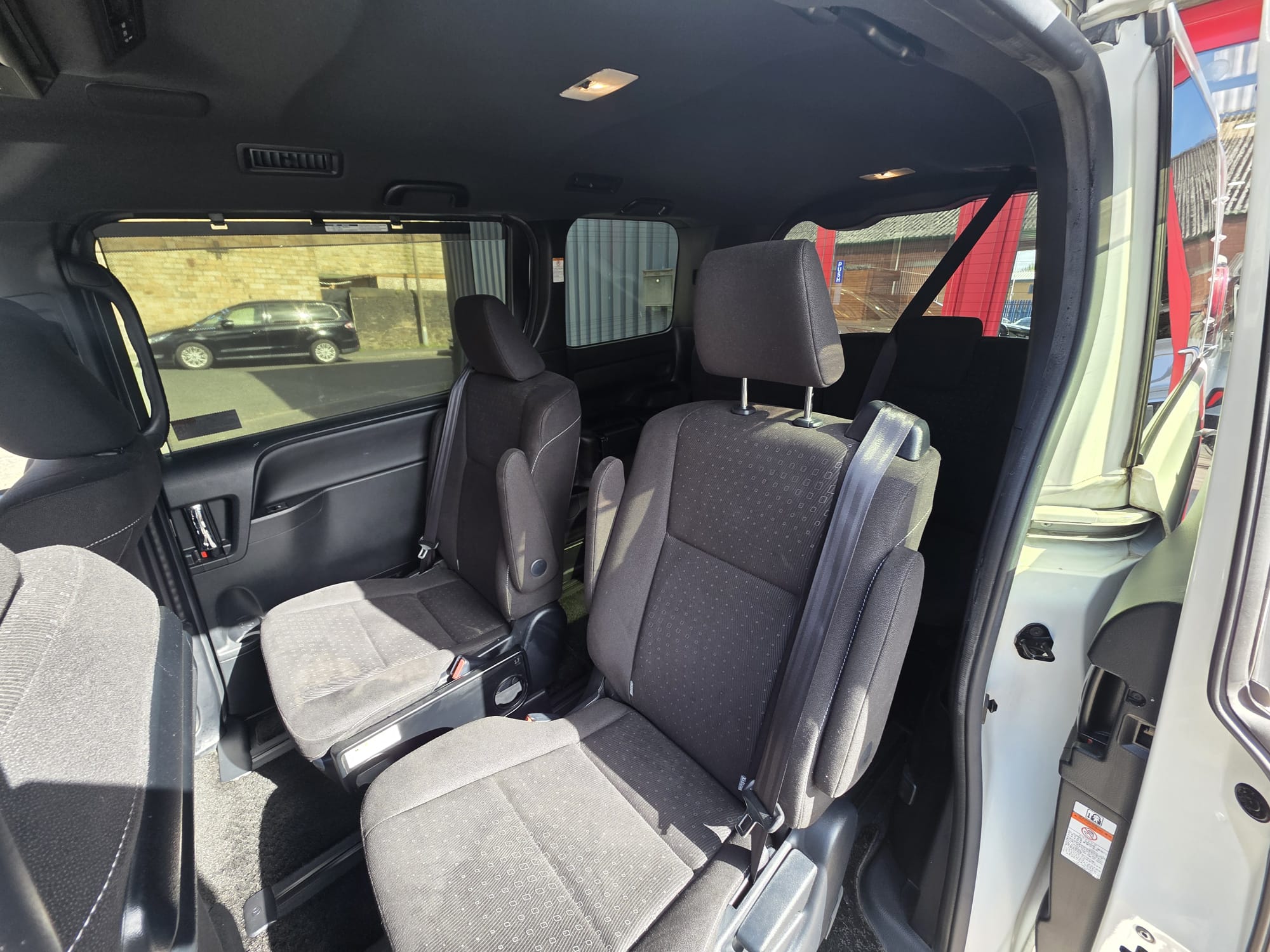 Toyota  Noah - Image 6