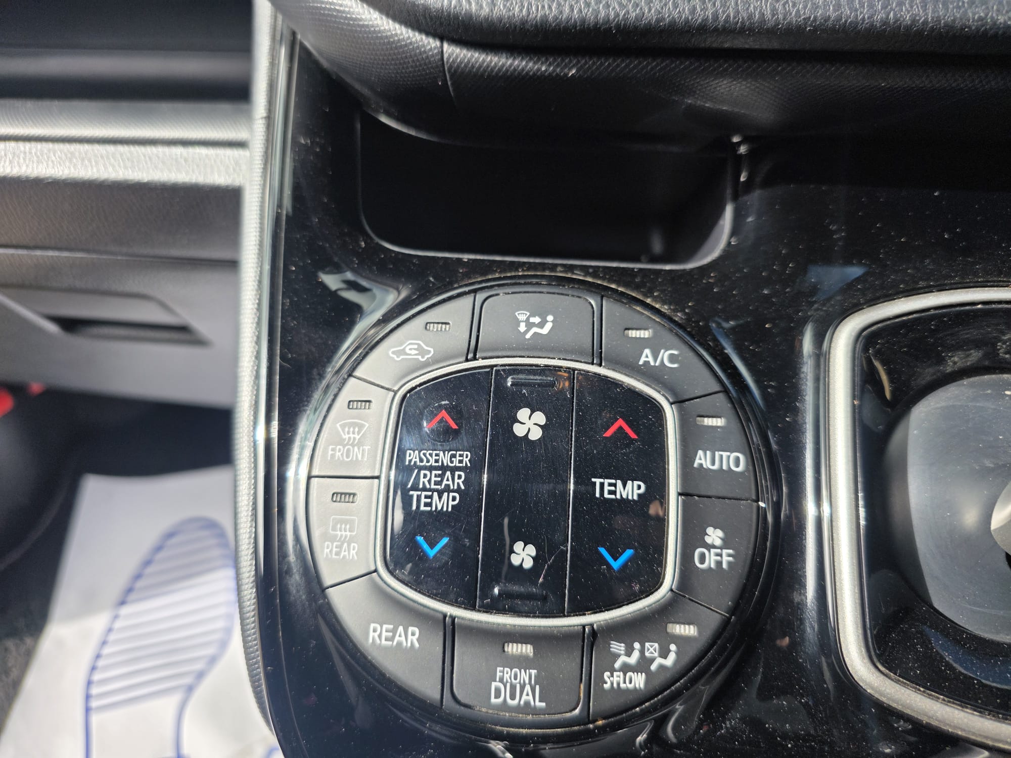 Toyota  Noah - Image 8