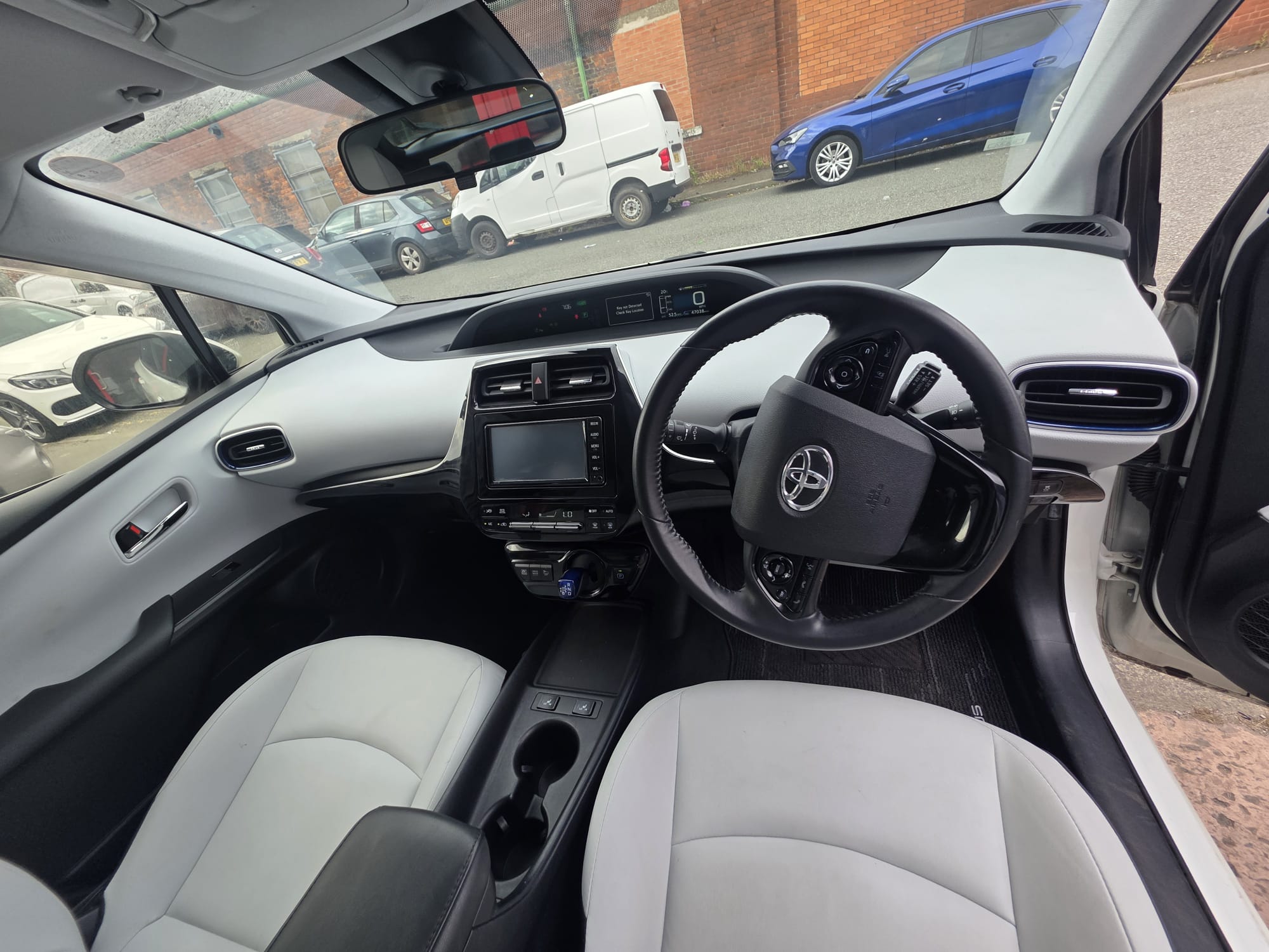 Toyota Prius - Image 9