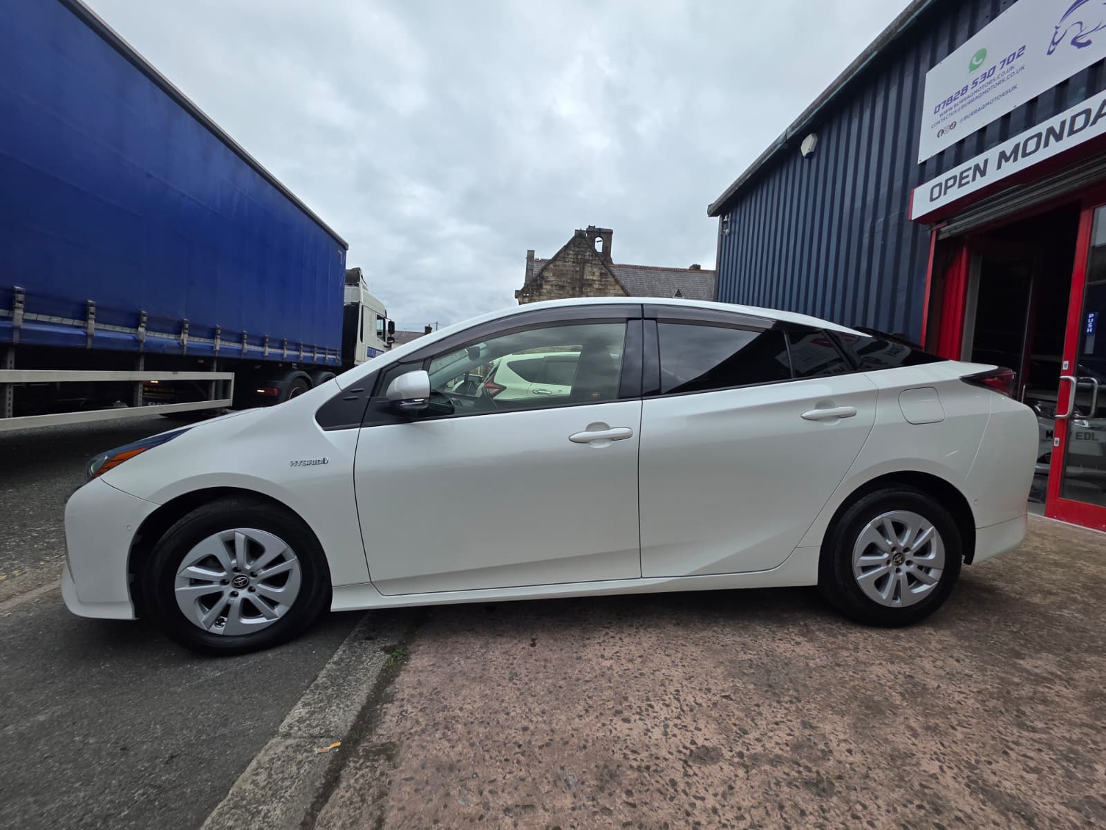 Toyota Prius - Image 4