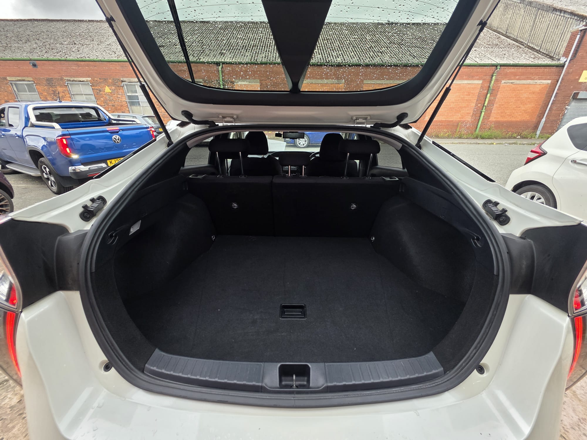 Toyota Prius - Image 10