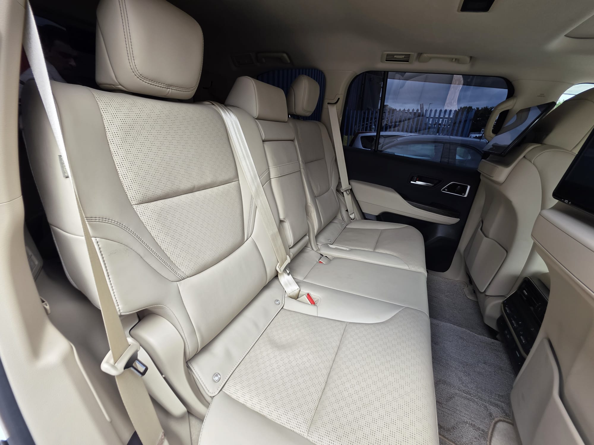 Toyota Land Cruiser 3.5 ZX - Image 8