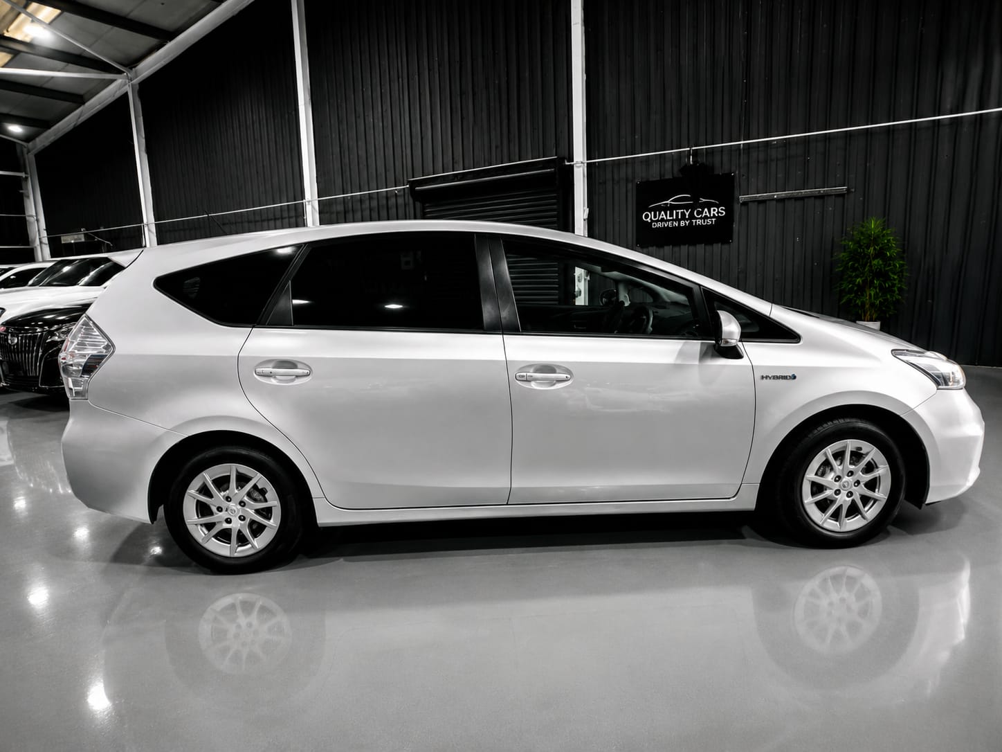 TOYOTA PRIUS ALPHA - Image 4