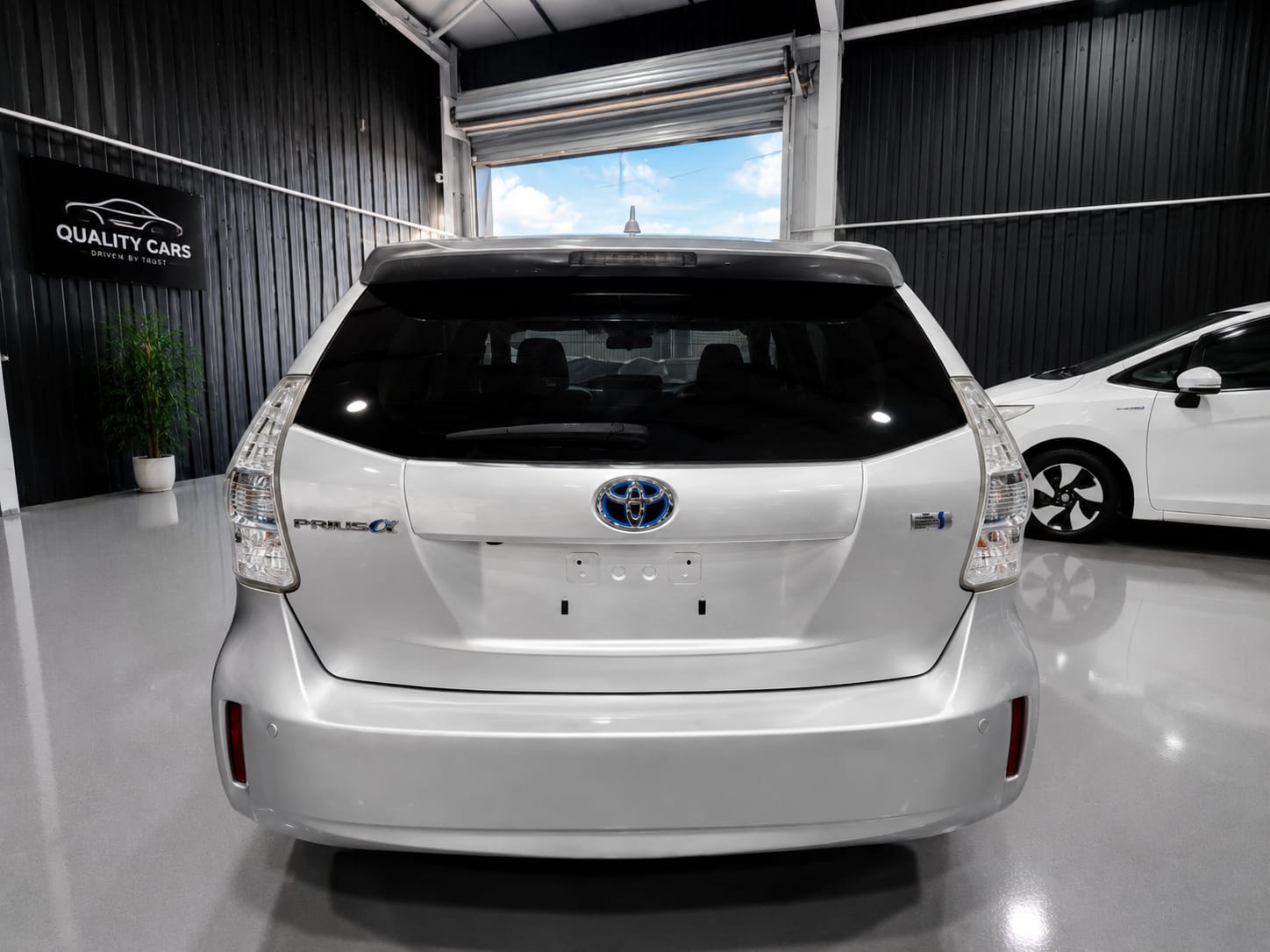 TOYOTA PRIUS ALPHA - Image 5
