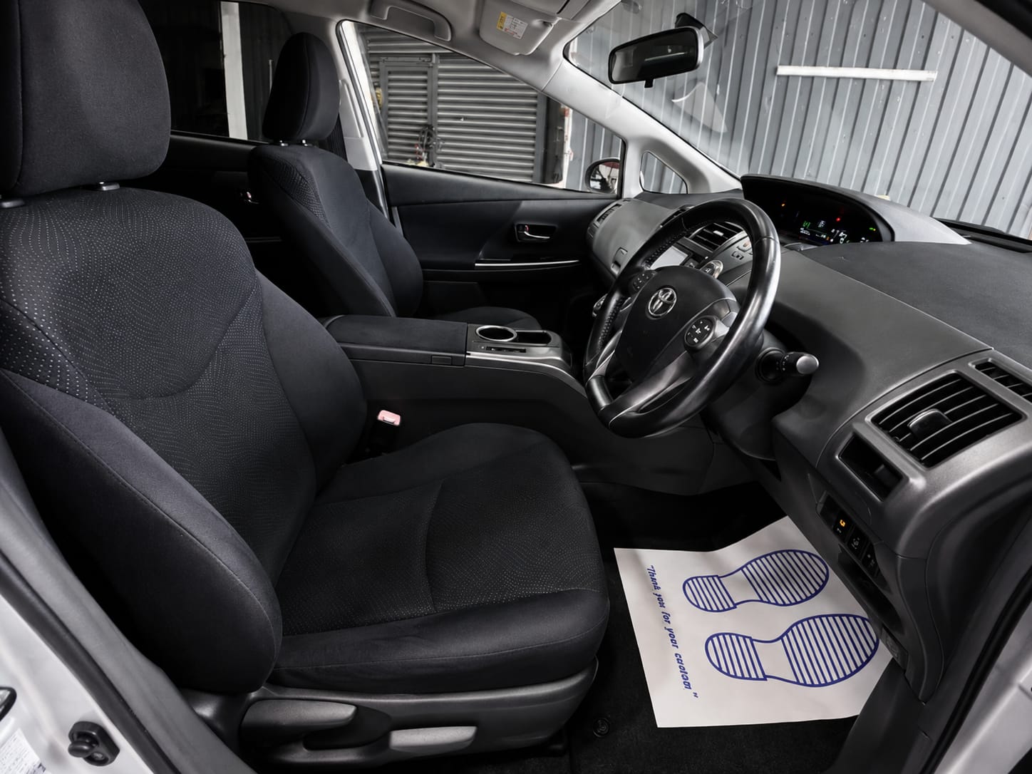 TOYOTA PRIUS ALPHA - Image 9