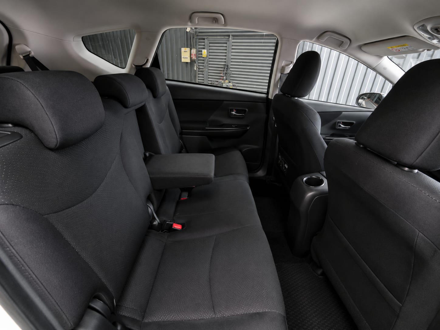 TOYOTA PRIUS ALPHA - Image 10